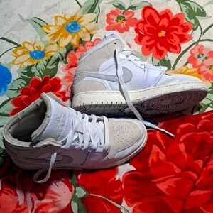 Jordan 1 mid, 4y, some wear on them